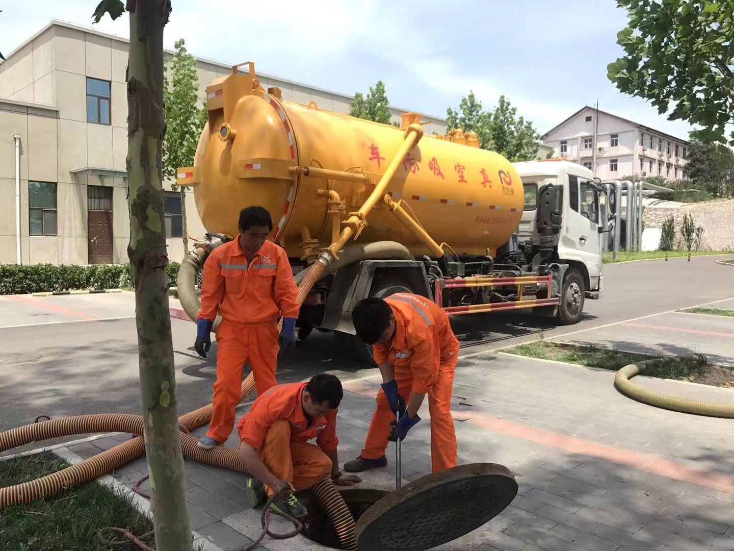 开化管道疏通车停在窨井附近