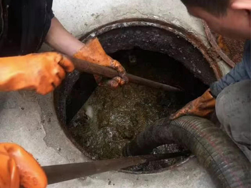 开化清理化粪池时如何避免沼气的危害?